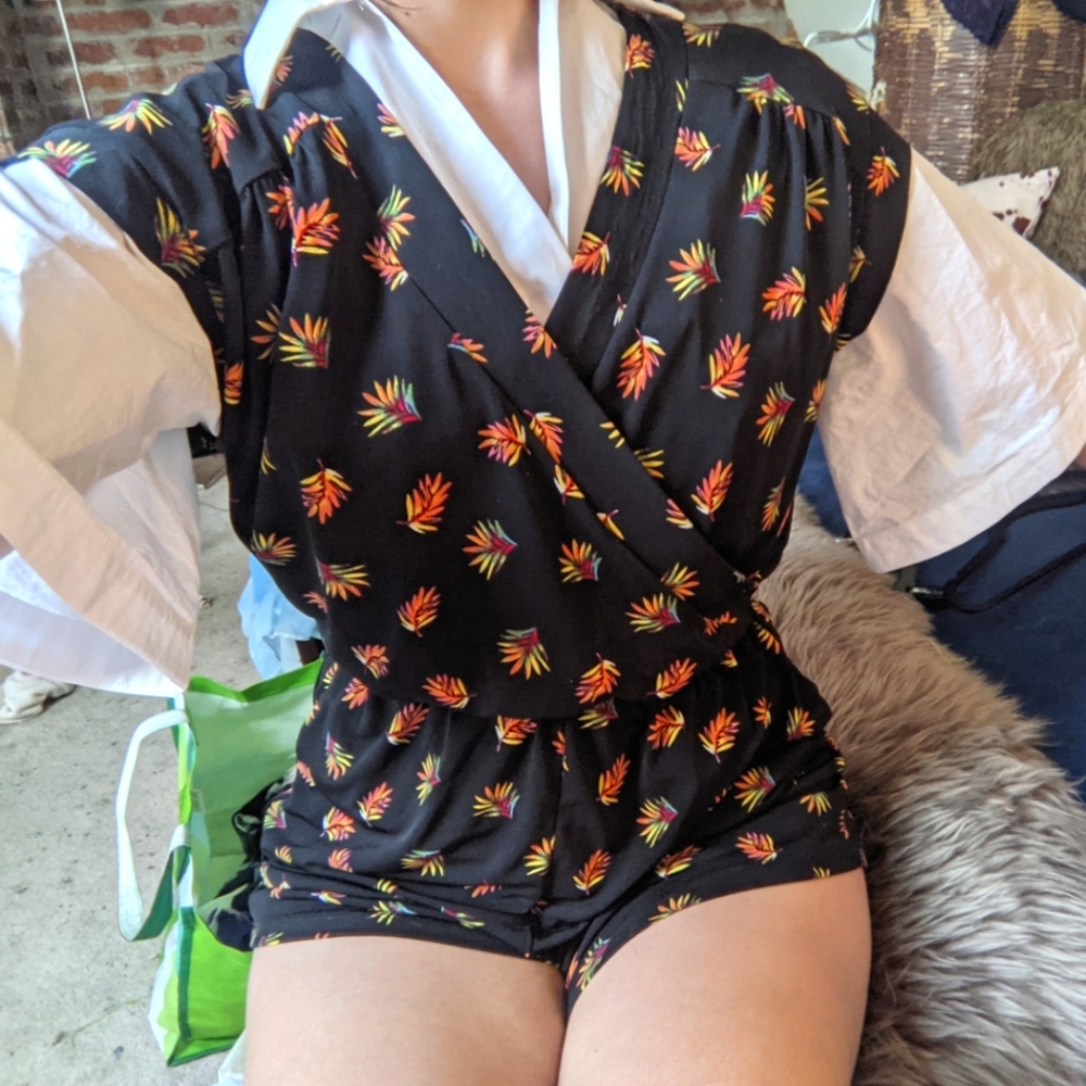 Stretchy Knit Leaf-Print Black Short Sleeve Romper, m